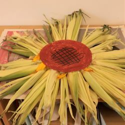 トウモロコシの皮で作ったひまわり