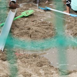 砂場で水路づくり
