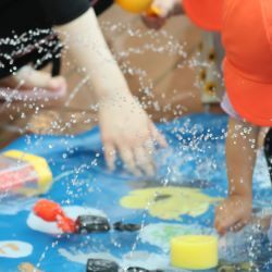 噴水マットの中で水遊び