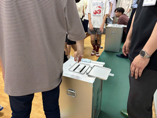 投票する生徒たち2
