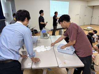 先生による開票作業