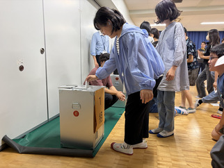 投票する生徒