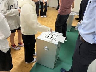 投票する様子