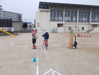 一時停止の標識で止まる児童