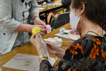 リサイクル手作り~包装紙からお花をつくろう!の様子