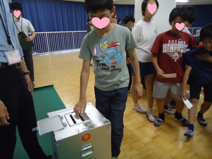6年生、投票体験