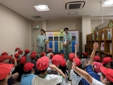 ごみの分別クイズに取り組む児童