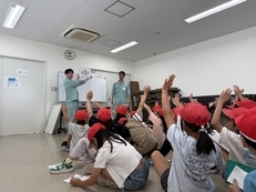 環境クイズに取り組む児童