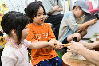 写真：真鍮スプーンワークショップを楽しむ子どもたち