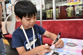 写真：ワークショップを楽しむ男の子