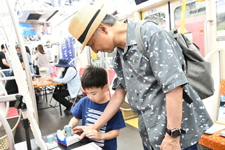 写真：スタンプを押す親子