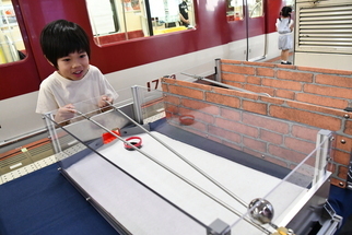 写真：ゲームを楽しむ男の子