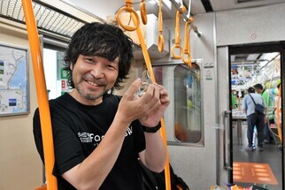 写真：ものづくりの面白さを笑顔で伝えるスタッフ