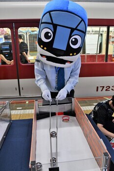 写真：近鉄電車のしまかぜさんが遊ぶ様子