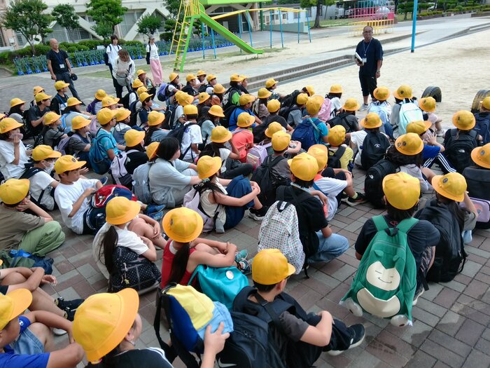 全力で遊んで、ようやく学校に着きました。