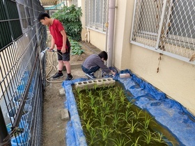 水位調整している児童