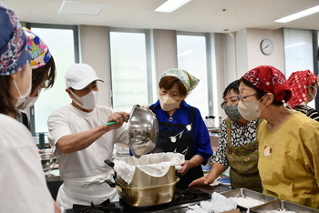 蒸しあがった大福の餡をみつめる参加者たち