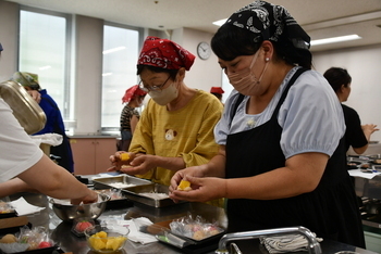 パイナップルを白あんで包む参加者