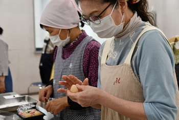 パイナップルを白あんで包む参加者2