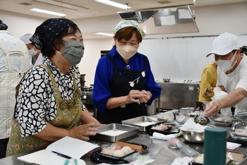 練切を笑顔でまとめる参加者