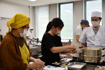 大福の生地で餡を包み込む参加者