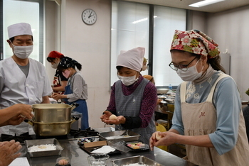 大福の生地で白あんとパイナップルを包む参加者