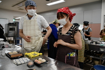 完成した和菓子を笑顔で見つめる参加者