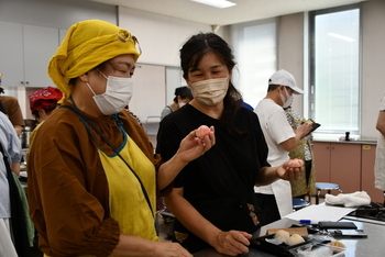 自分が作った練り切りを見せあう参加者