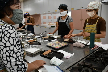 和菓子を作り終えて、笑顔で歓談する参加者