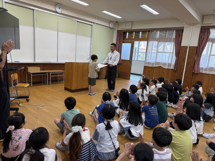 感謝状を受け取る児童