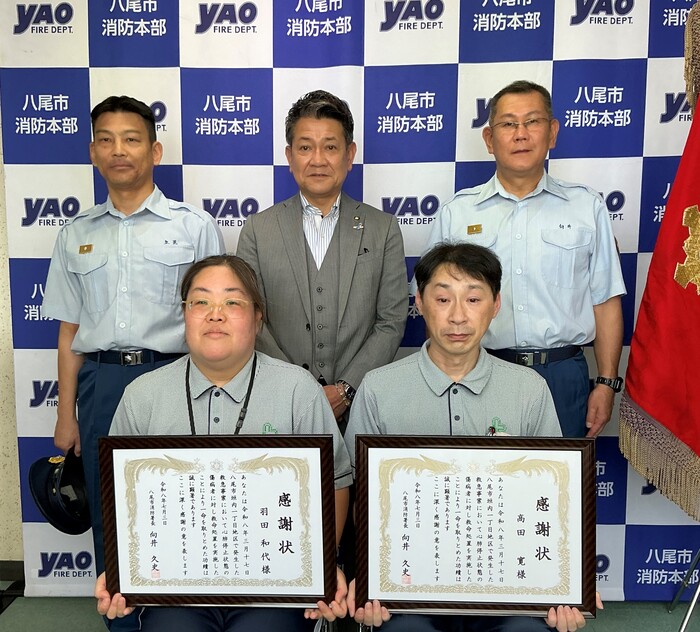 写真：表彰状と記念写真