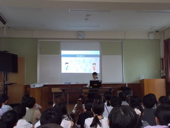 グループチャットについて説明を聞く児童