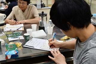 写真：真剣にメモを取る参加者