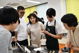 写真：デモンストレーションを見る参加者たち