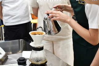 写真：コーヒードリッパーとコーヒーサーバー
