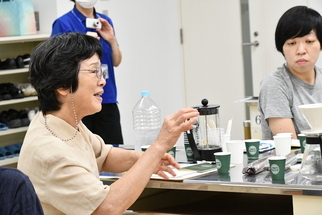 写真：質問をする参加者