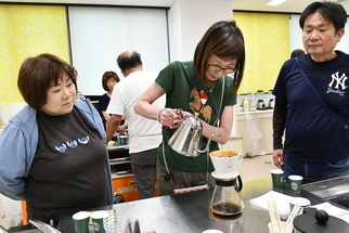写真：ドリップコーヒーを挑戦する参加者