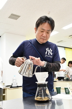 写真：真剣にコーヒーを淹れる参加者