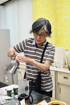 写真：フレンチプレスコーヒーを淹れる参加者