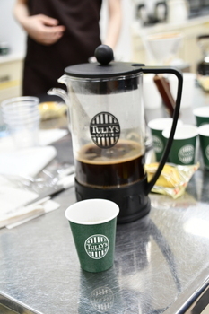 写真：コーヒーとプレス機