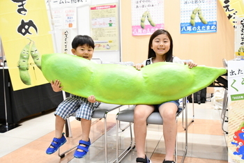 八尾市ブースで八尾えだまめのモニュメントを持つ子どもたち