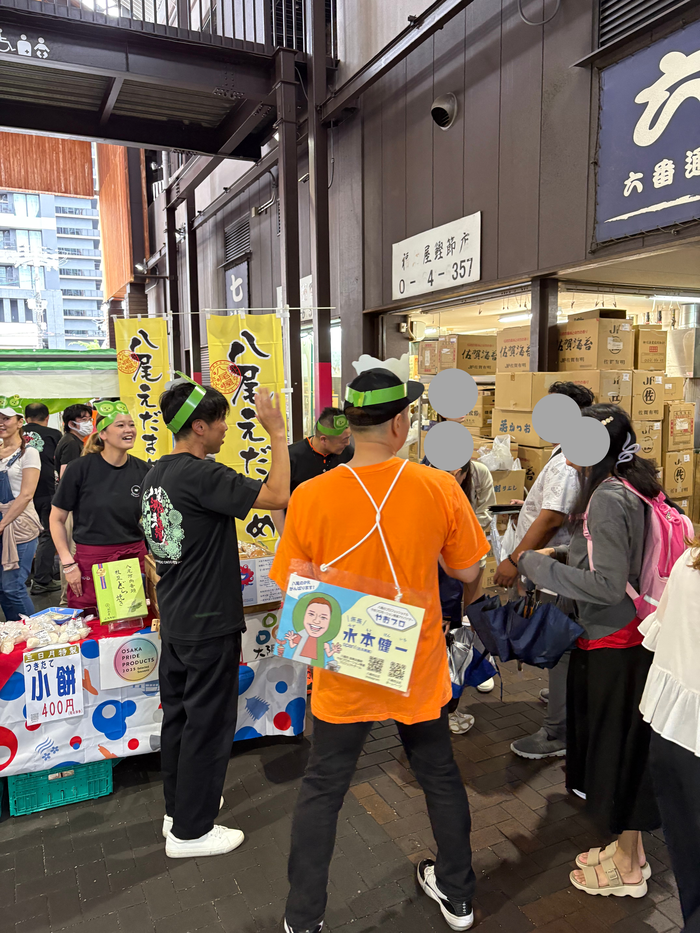 写真:観光客と談笑