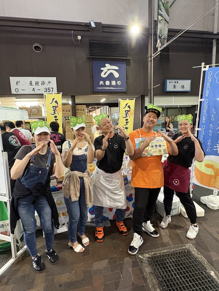 写真:水本さんと出店者の集合写真