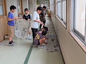 新聞紙を敷く