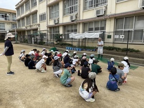 栽培の仕方の説明を聞いている児童