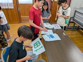 取り付け穴をあけている