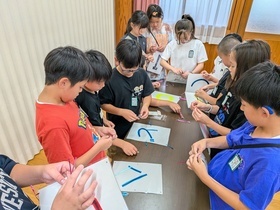 取り付け用のハリガネを取り付けている