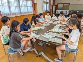 レジ袋にラベル貼り