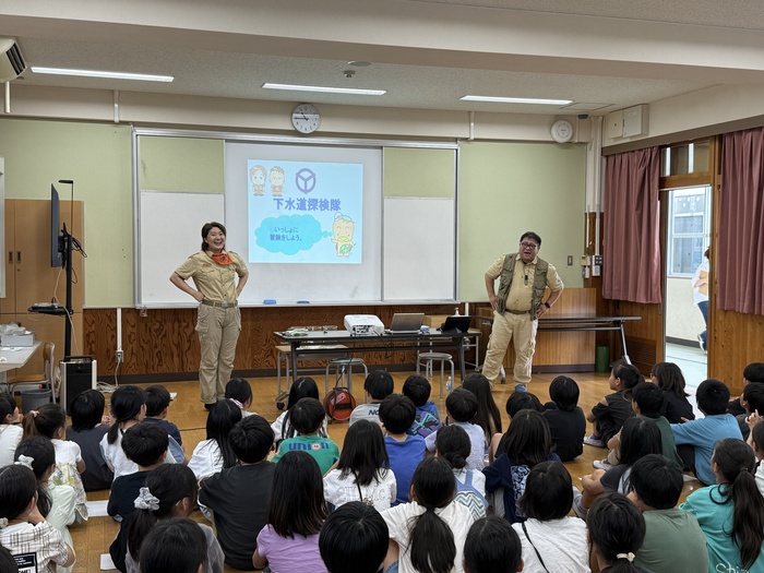 指導員さんの演技をみる児童