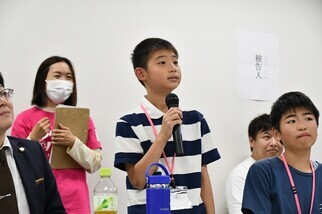 こども模擬裁判で発言をしている弁護士チームの少年